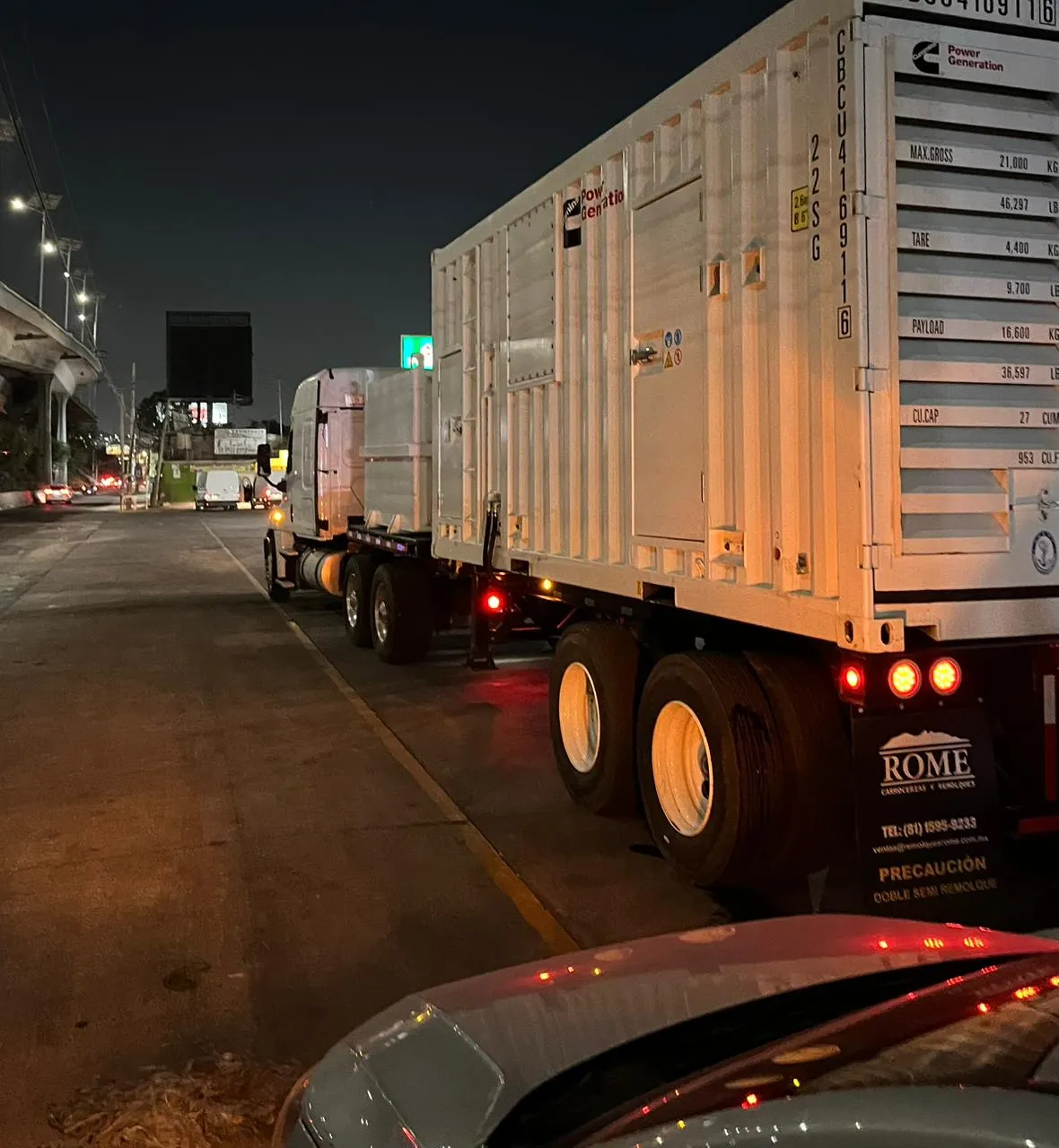 Técnicos de Solucem trabajando en instalación eléctrica